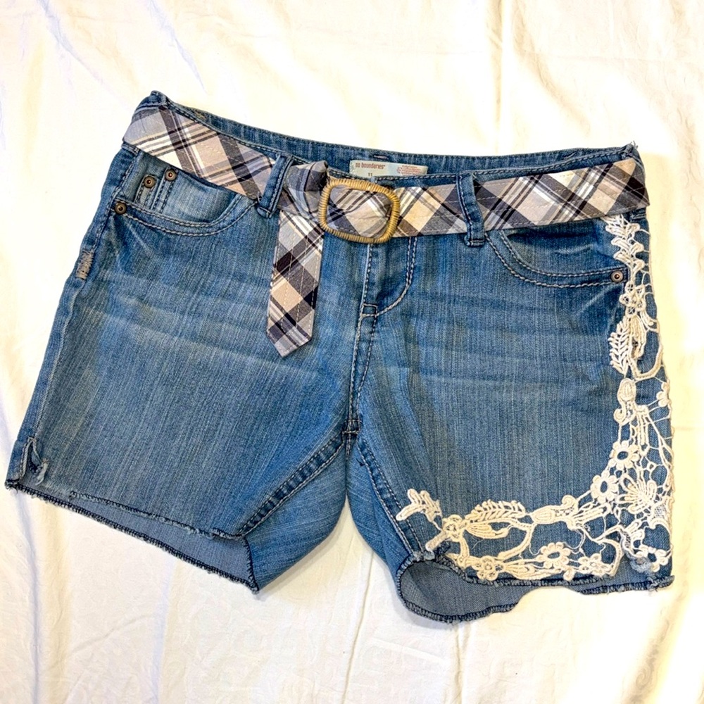 No Boundaries Distressed Denim & Lace Shorts, 11 Junior, EUC, Plaid Belt.